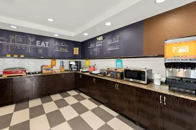 a fast food restaurant with a cashierasteryasteryasteryasteryasteryasteryasteryastery at Hampton Inn Lancaster in Lancaster