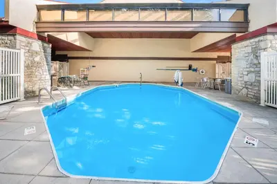 a large swimming pool at a hotel with a building at Red Roof Inn Columbus - Grove City in Grove City