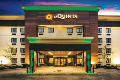 a hotel with the front entrance of a hotel at La Quinta by Wyndham Cincinnati NE - Mason in Mason