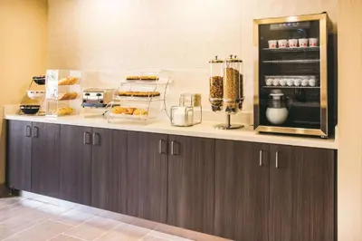 a kitchen with a counter with aasteryasteryasteryasteryasteryasteryasteryasteryastery at La Quinta by Wyndham Cincinnati NE - Mason in Mason