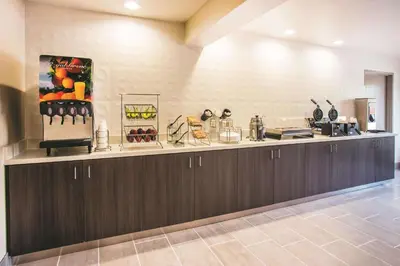 a restaurant with a counter with aasteryasteryasteryasteryasteryasteryasteryasteryastery at La Quinta by Wyndham Cincinnati NE - Mason in Mason