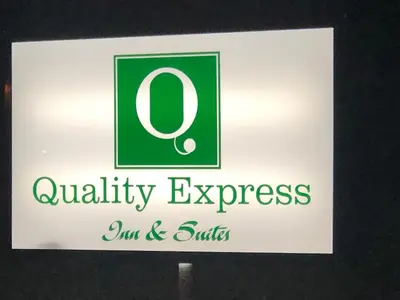 a sign for a q quality express not and suites at Quality Express Inn & Suites in Mineralwells