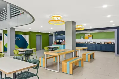 a dining area with tables and chairs in a restaurant at Spark by Hilton Lexington Hamburg in Lexington