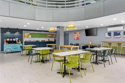 a dining area with tables and chairs in a restaurant at Spark by Hilton Lexington Hamburg in Lexington