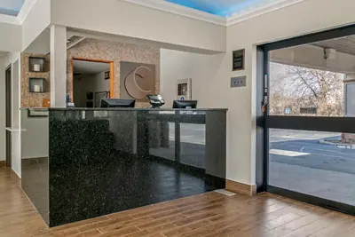 a lobby with a bar with a view of a street at Comfort Inn East Oregon - Toledo in Oregon