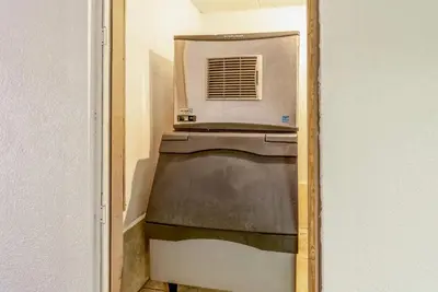 a kitchen with a microwave in a room at Econo Lodge Franklin - Springboro in Franklin