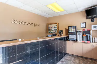 a restaurant with a counter with arothniannianarmaarmaasteryasteryasteryastery at Rodeway Inn Sandusky North in Sandusky