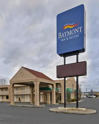 a sign for a baymont inn and suites at Baymont by Wyndham Sandusky in Sandusky