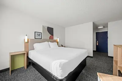 a hotel room with a large bed in a room at Spark By Hilton Cleveland Beachwood in Beachwood