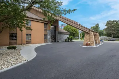 a street in front of a building at Quality Inn Toledo Westgate in Toledo