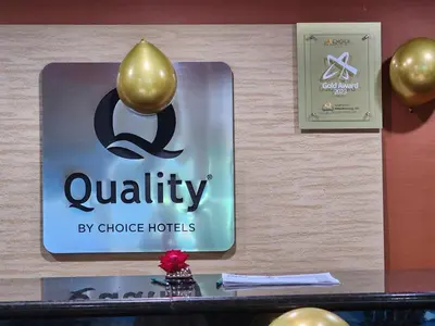 a sign on a wall with a qualify by choice hotel at Quality Inn Wheelersburg in Wheelersburg