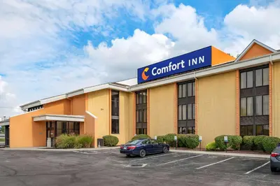 a car parked in front of a confident inn at Comfort Inn Cincinnati Northeast in Mason