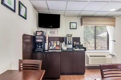 a restaurant with a bar with a tv on the wall at Sleep Inn Austintown - Youngstown, West in Austintown