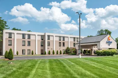an office building with a lawn in front of it at Comfort Inn Oxford - University Area in Oxford