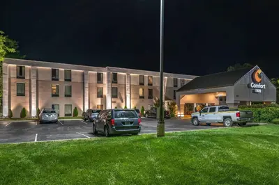 a building with cars parked in a parking lot at Comfort Inn Oxford - University Area in Oxford