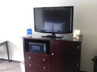 a television on top of a dresser with a microwave at Comfort Inn St Clairsville in Saint Clairsville