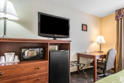a hotel room with a television and a desk and a room at Comfort Inn Weirton - Steubenville in Weirton