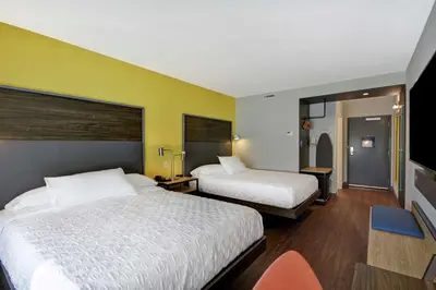 a hotel room with two beds and a tv at Tru By Hilton Mason King's Island in Mason