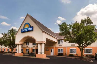 a building with a berk inn sign on it at Days Inn by Wyndham Milan Sandusky South in Milan
