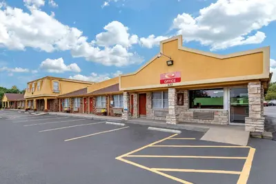 a parking lot in front of a store at Econo Lodge Erlanger - Cincinnati Airport in Erlanger