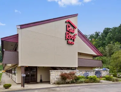 a red rock inn sign on the side of a building at Red Roof Inn Charleston West - Hurricane, WV in Teays Valley Estates