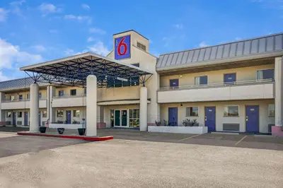 a building with a sign in front of it at Motel 6-North Ridgeville, OH - Cleveland Intl Airport - N Ridgeville in North Ridgeville