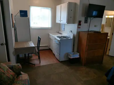 a small kitchen with a stove and a refrigerator at The Ohio Motel in Bath