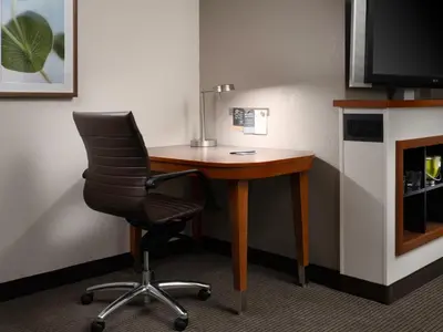 a desk and a chair in a room at Hyatt Place Columbus/Dublin in Dublin
