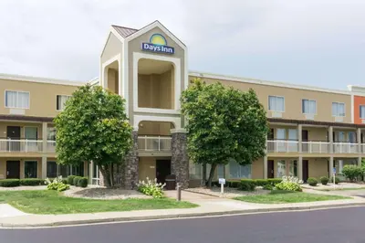 a building with a sign that reads dean inn at Days Inn by Wyndham Florence Cincinnati Area in Florence