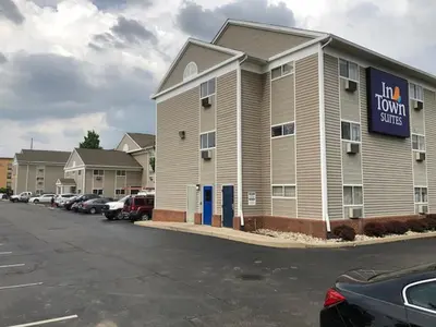 a building in a parking lot with a hotel at InTown Suites Extended Stay Select Dayton OH- Miamisburg in Dayton