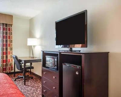 a hotel room with a flat screen tv and a desk at Quality Inn St Marys in Villa Nova