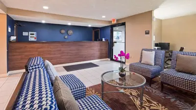 a lobby with two couches and a table and chairs at Best Western Executive Inn- Mount Gilead in Pulaskiville