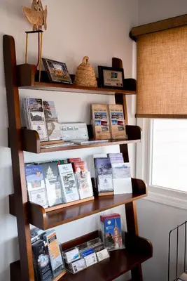 a book shelf filled with books in a room at West Bank Inn in Celina