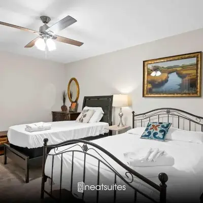 Spacious 6BR Near Ark! Ample Parking