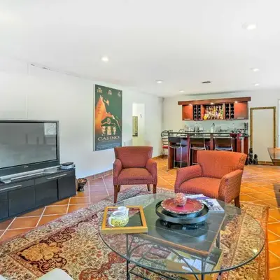 Contemporary Cincinnati Apt with WiFi