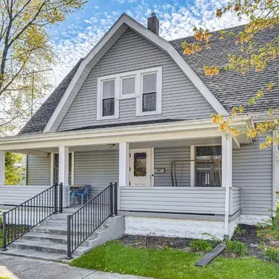The Junction Victorian Home in Quaint Fortville!