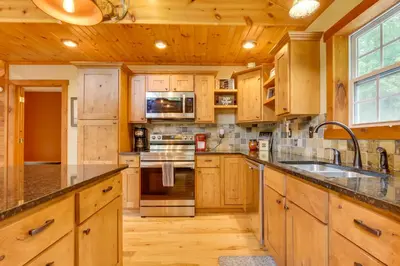Gallery image of Rustic Cabin with Hot Tub - 7 Miles to Hocking Hills in Logan