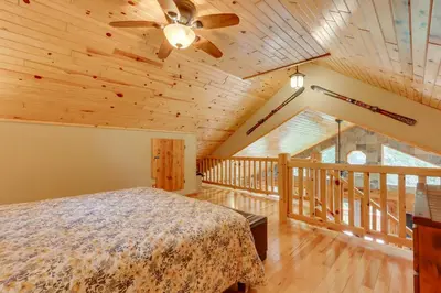 Gallery image of Rustic Cabin with Hot Tub - 7 Miles to Hocking Hills in Logan