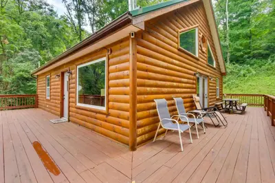 Gallery image of Rustic Cabin with Hot Tub - 7 Miles to Hocking Hills in Logan