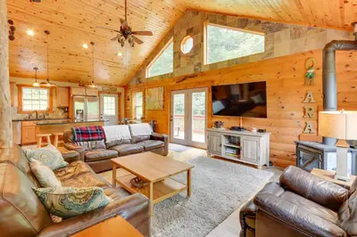 Gallery image of Rustic Cabin with Hot Tub - 7 Miles to Hocking Hills in Logan