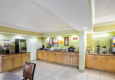 a restaurant with a cashierasteryasteryasteryasteryasteryasteryasteryasteryasteryastery at Econo Lodge Huntington - Barboursville University Area in Huntington
