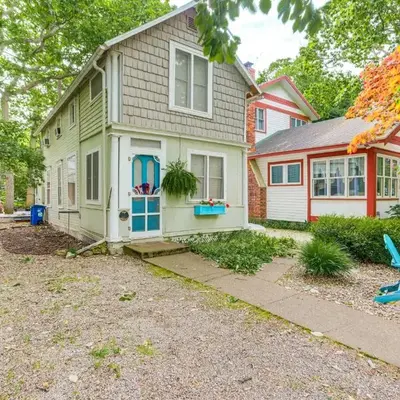 Walk to Lake Historic Lakeside Marblehead Cottage