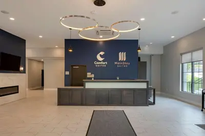 a lobby of a hospital with a reception desk at Comfort Suites Cincinnati University - Downtown in Cincinnati