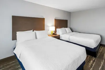 two beds in a hotel room at Hampton Inn Middletown in Middletown