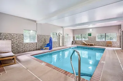 a swimming pool in a hotel room at Country Inn & Suites by Radisson, Pickerington, OH in Pickerington