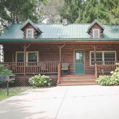 Evergreen Cabin by Amish Country Lodging