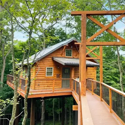 Treehouse #7 by Amish Country Lodging