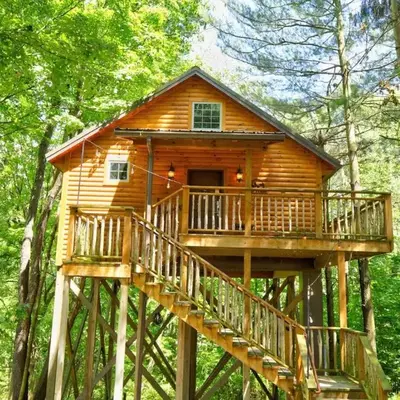Wild Cherry Treehouse by Amish Country Lodging