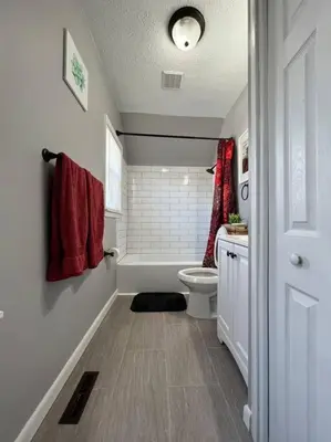 a bathroom with a tub and a toilet and a sink at **Stylish Pet Friendly 3 Bedroom House** in Cleveland