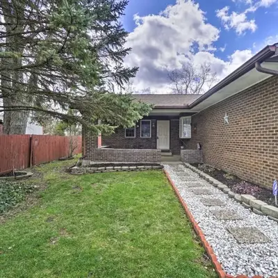 Delightful Tipp City Unit with Covered Patio!